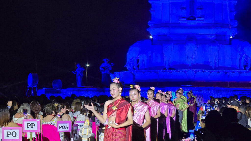 show no festival das lanternas chiang mai