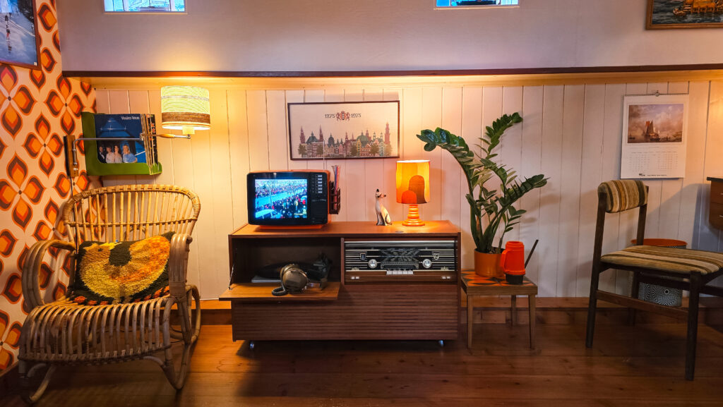 dentro de uma casa-barco